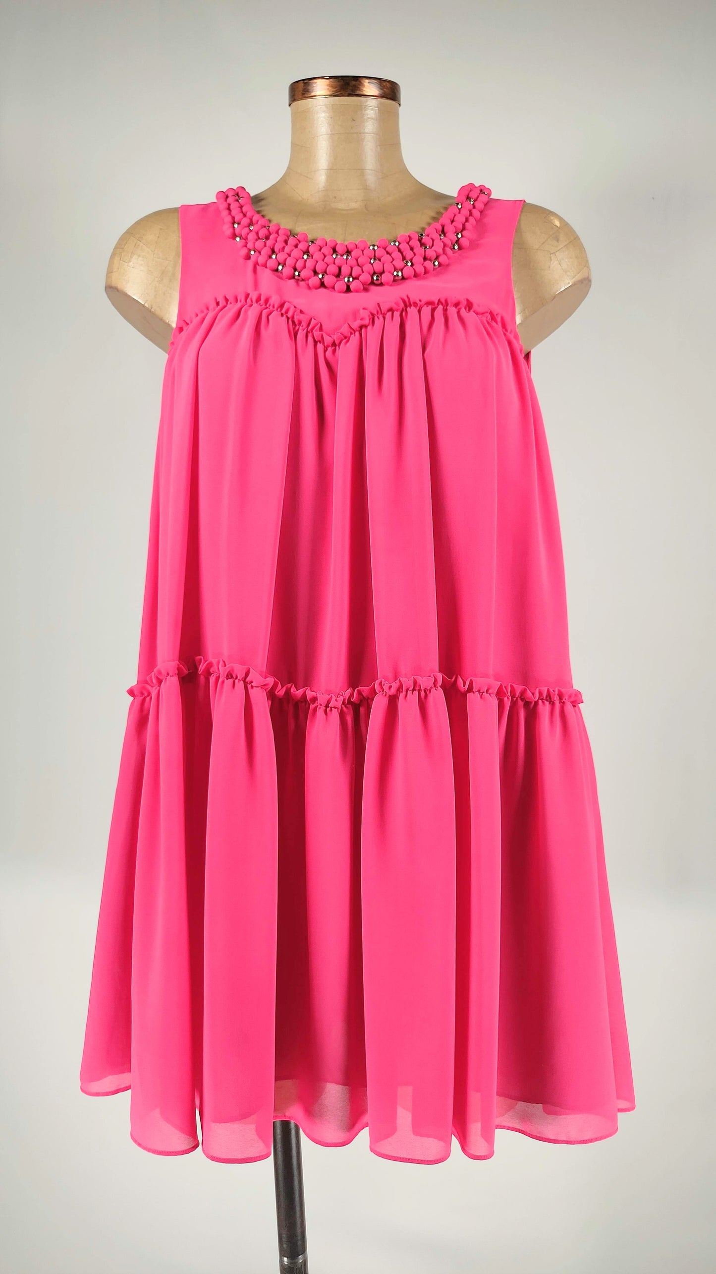 Vestido fucsia con cuello adornado