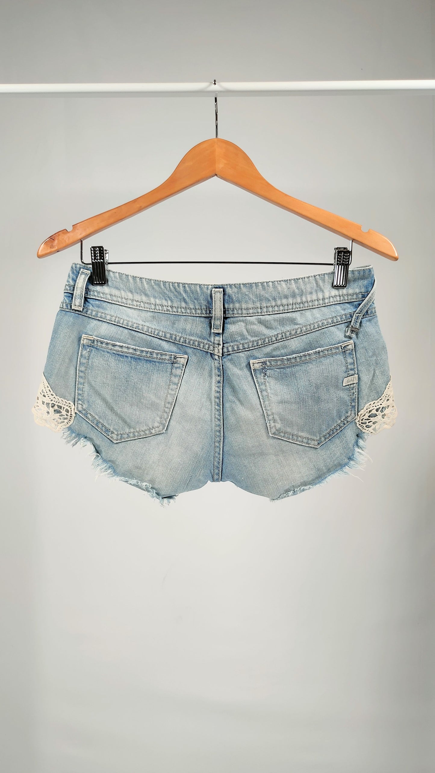 Short con encaje