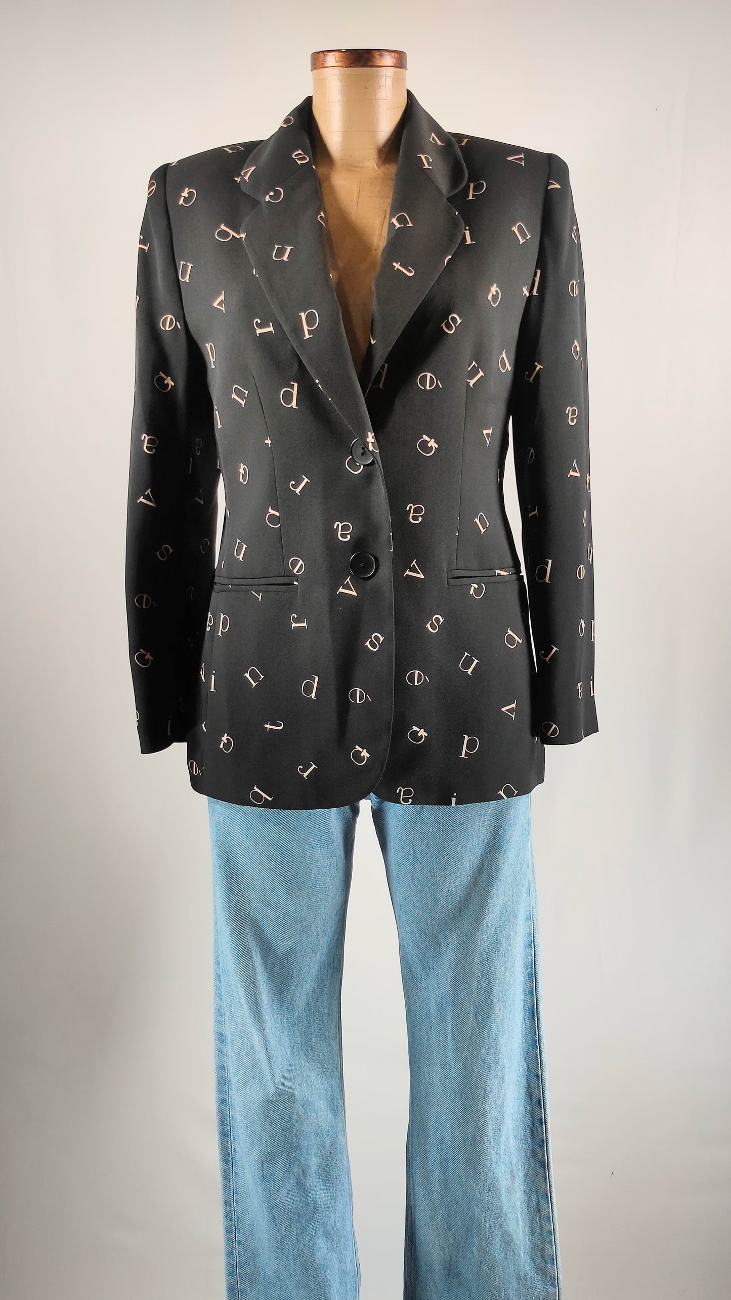 Americana con estampado de letras