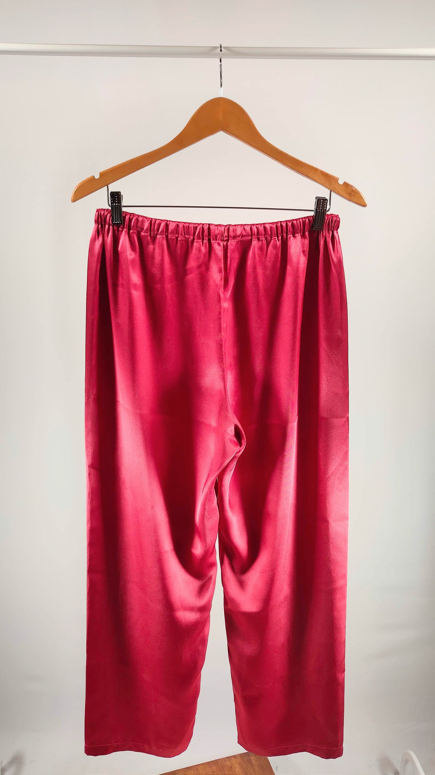 Pantalones efecto satén en fucsia