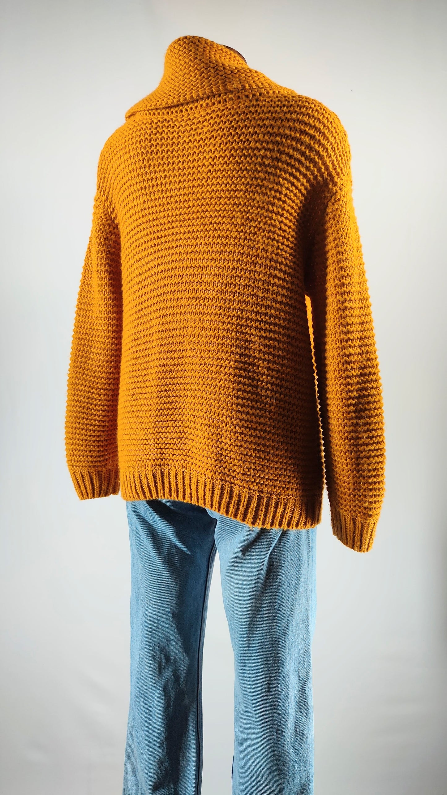 Jersey mostaza con cuello vuelto
