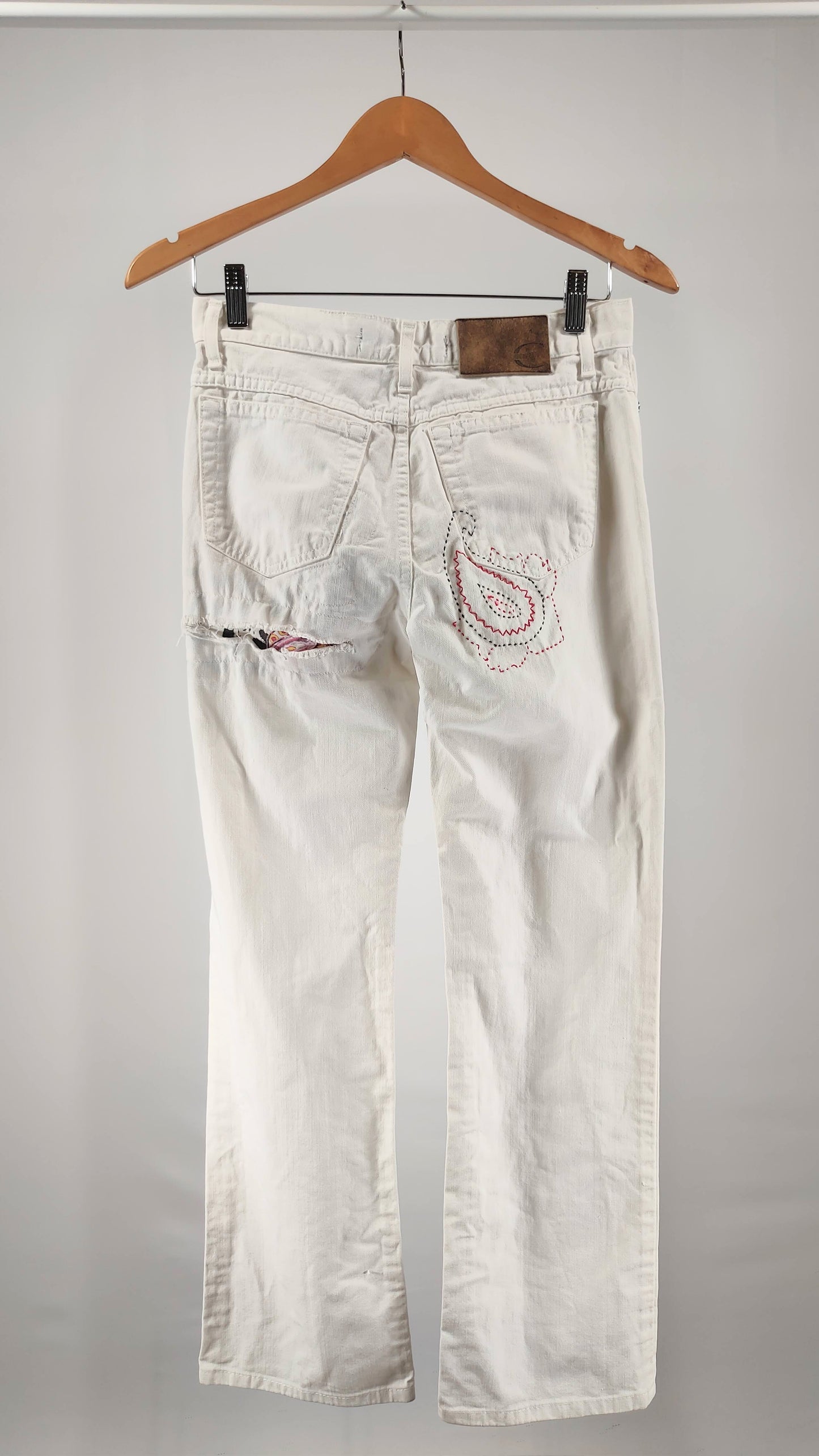 Pantalones blancos con efecto roto en parte trasera
