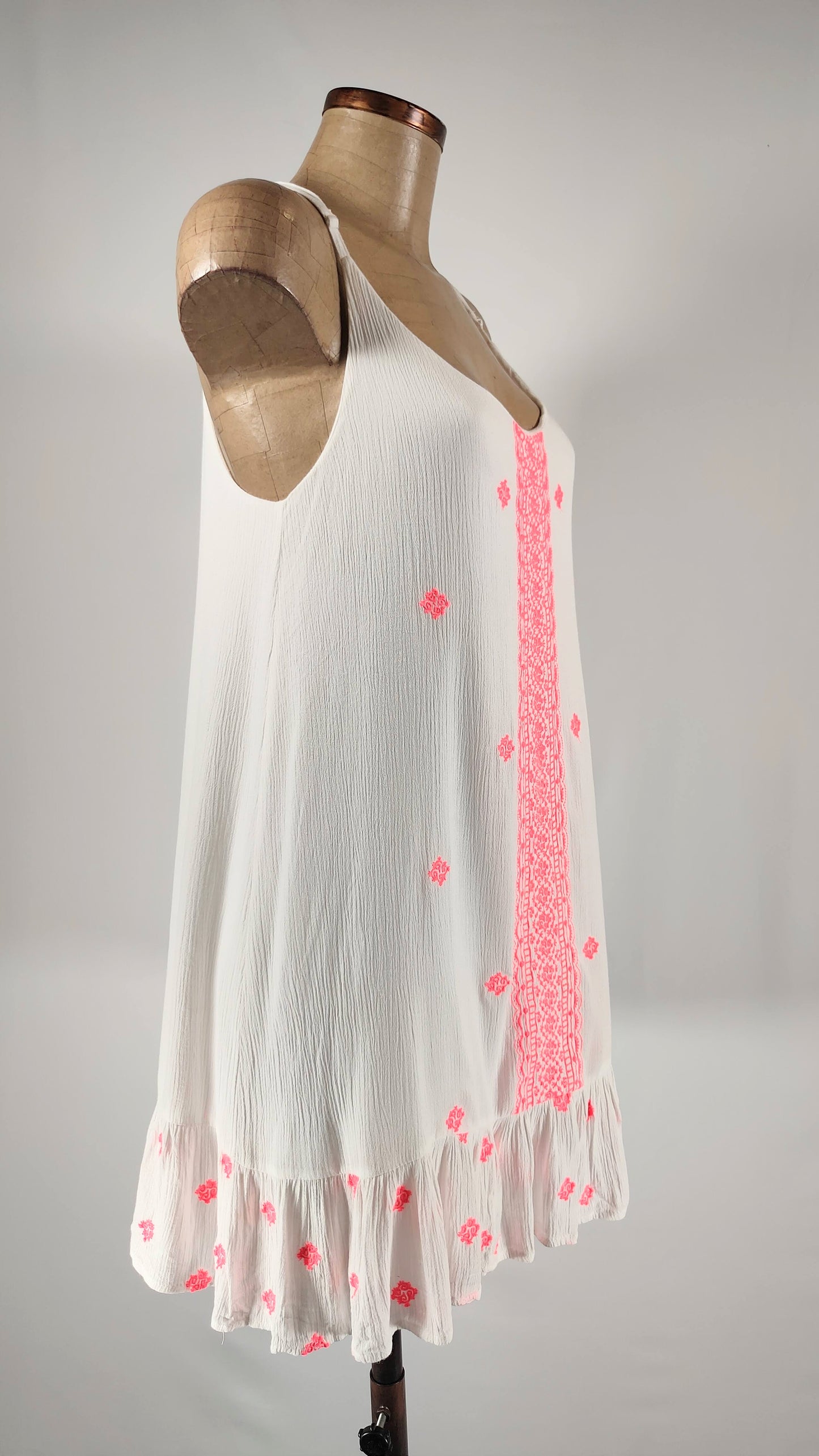 Vestido con franja rosa flúor