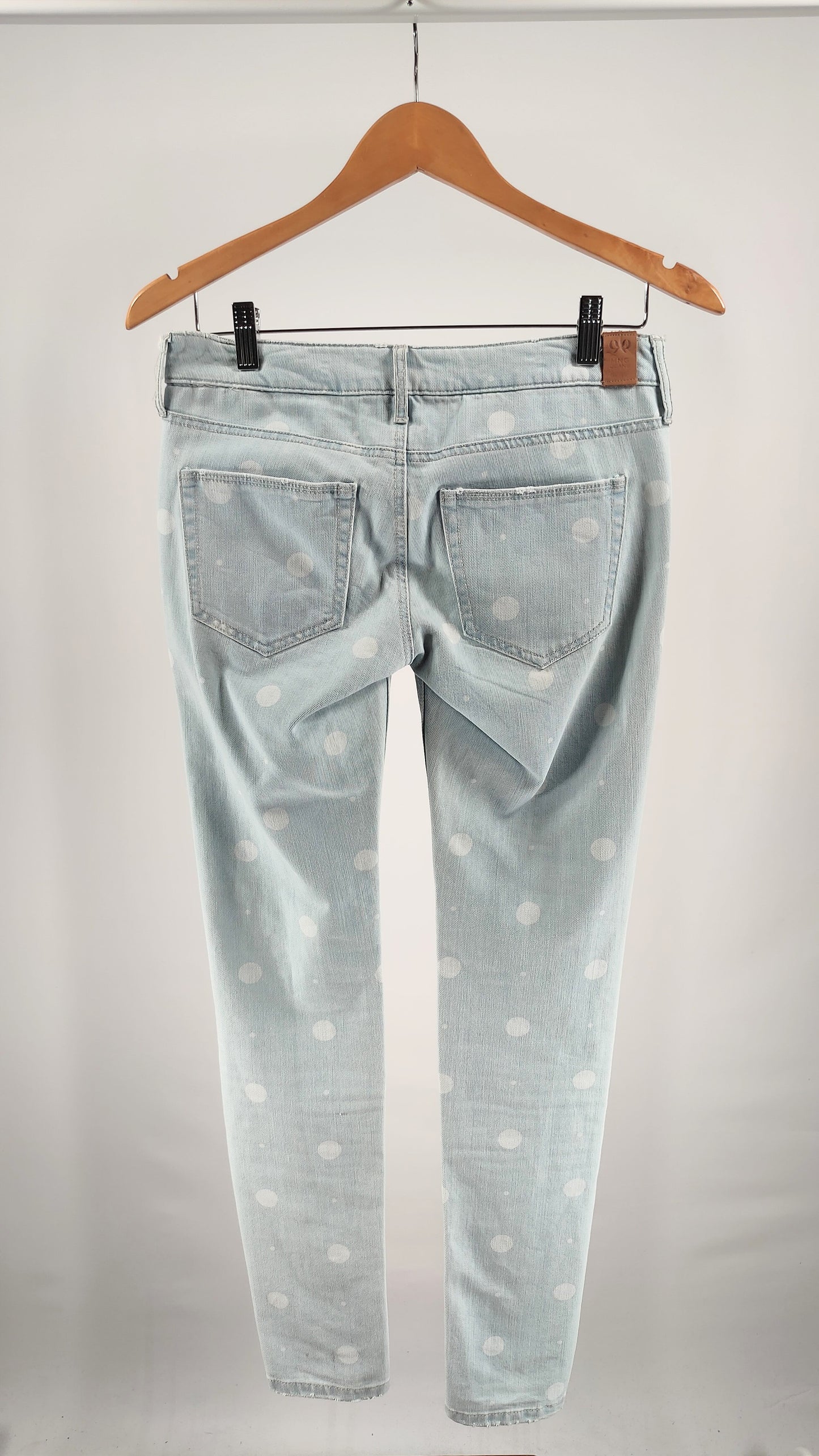 Jeans con topos blancos