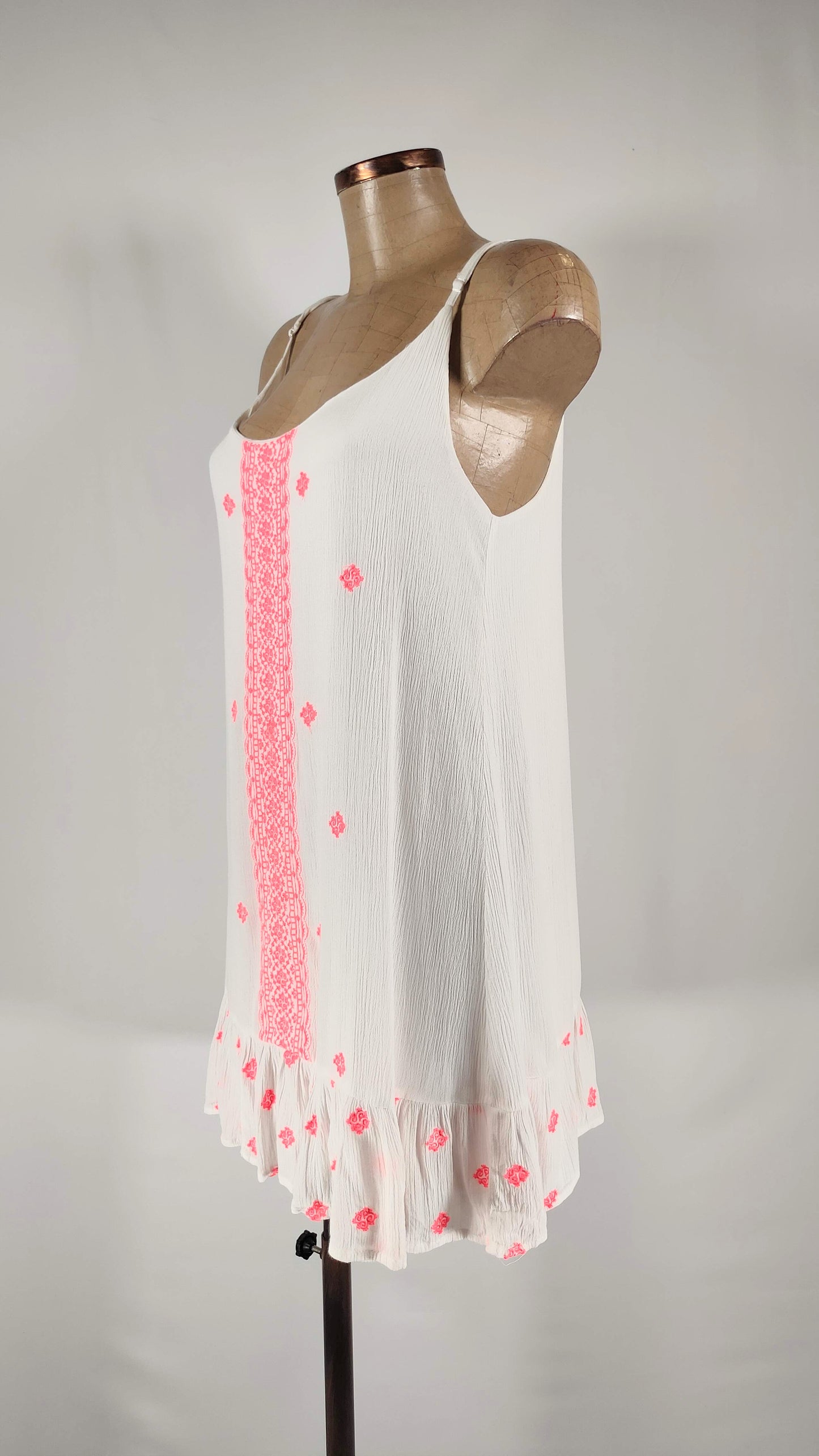 Vestido con franja rosa flúor