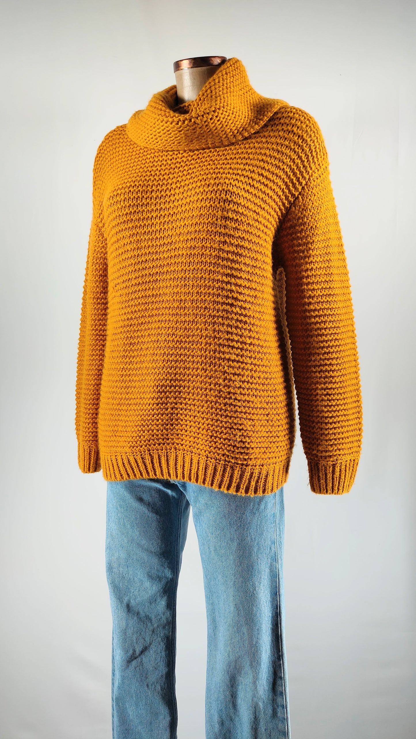 Jersey mostaza con cuello vuelto