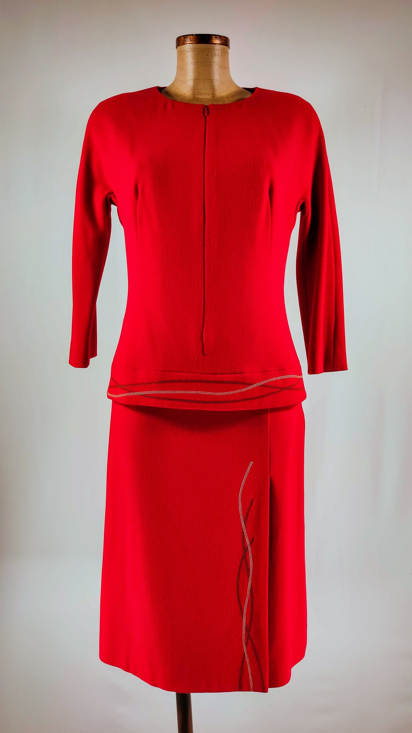 Traje rojo de falda y chaqueta Adolfo Domínguez