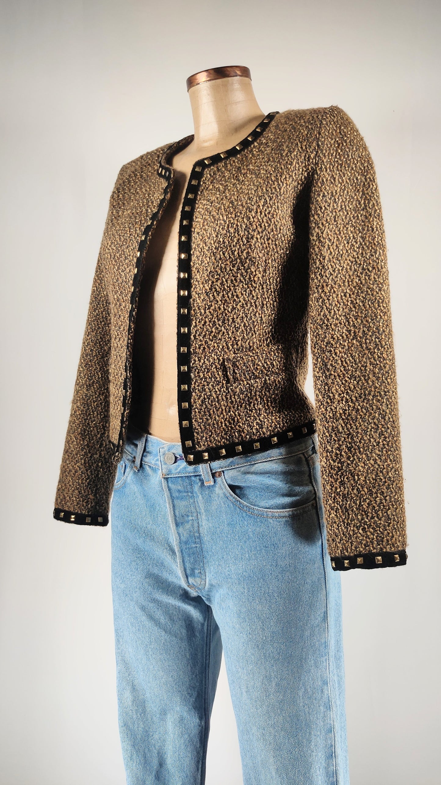 Chaqueta abierta con tachuelas y detalle de terciopelo