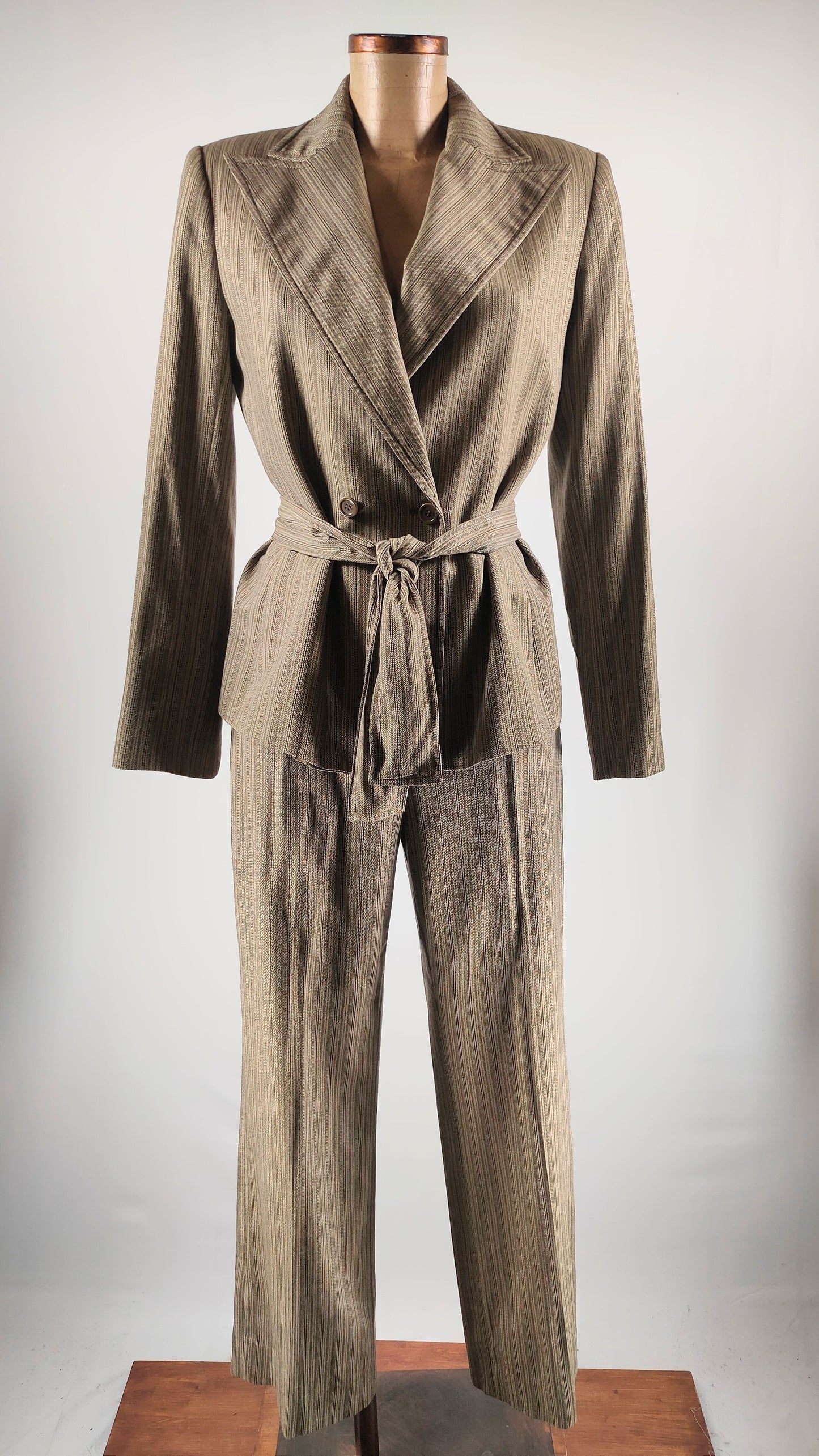 Traje con detalle de cinturón de lazo