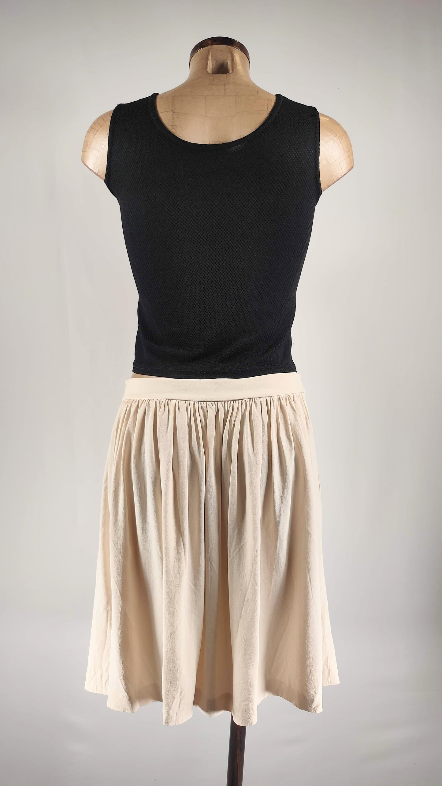 Falda veraniega con bolsillos y vuelo en beige