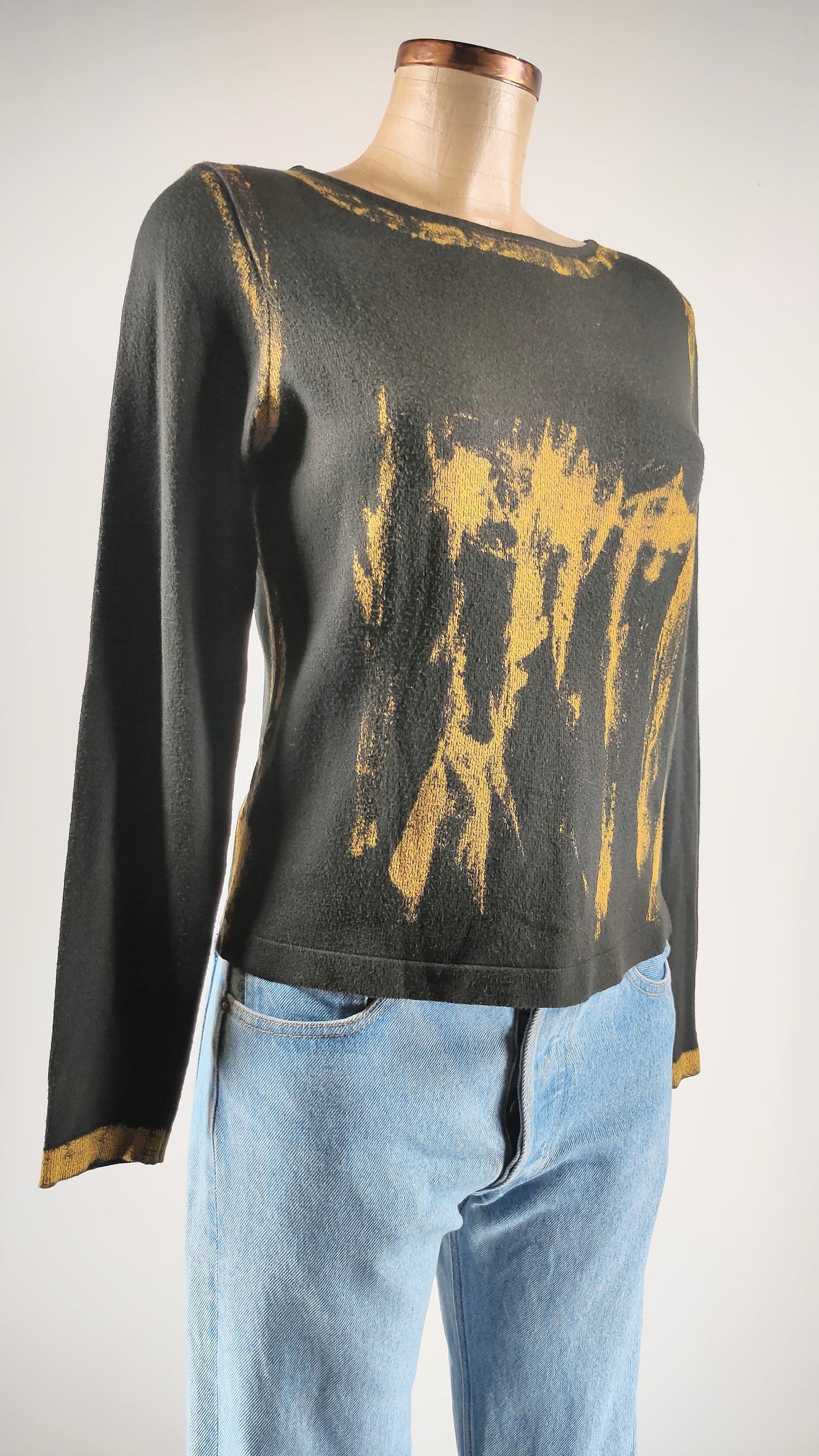 Jersey negro con estampado amarillo