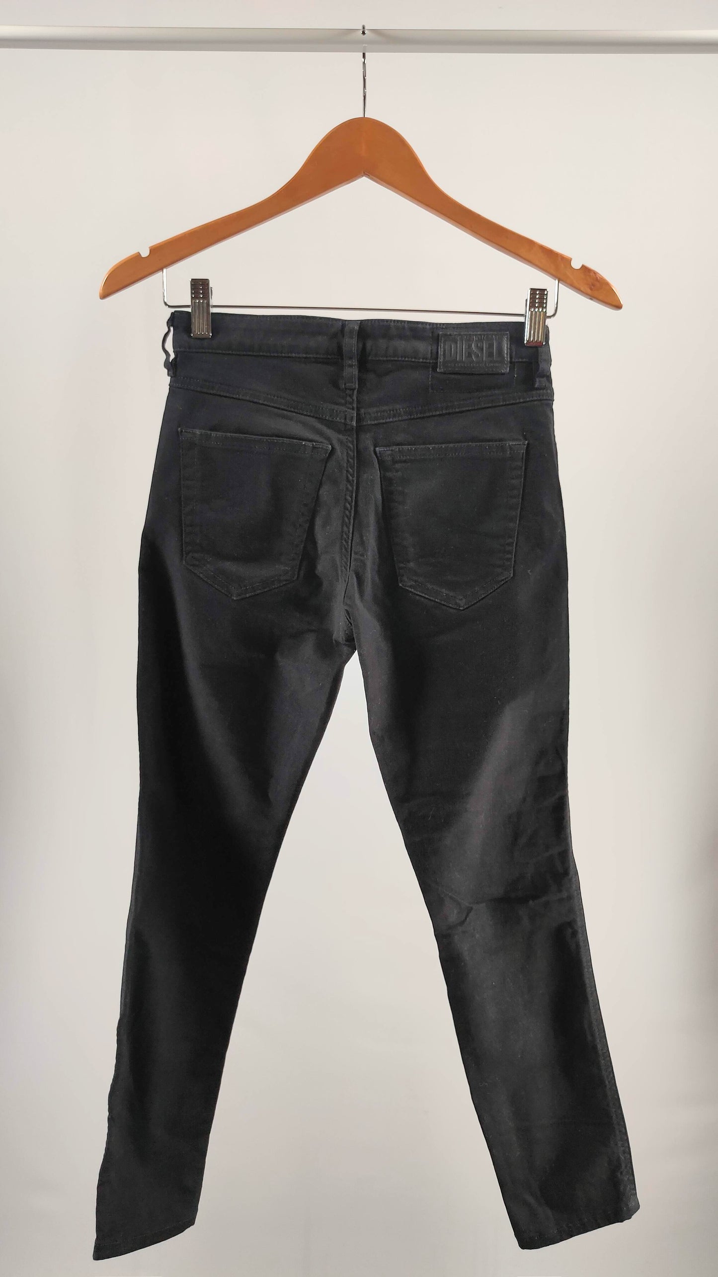 Pantalón pitillo negro Diesel 24/30
