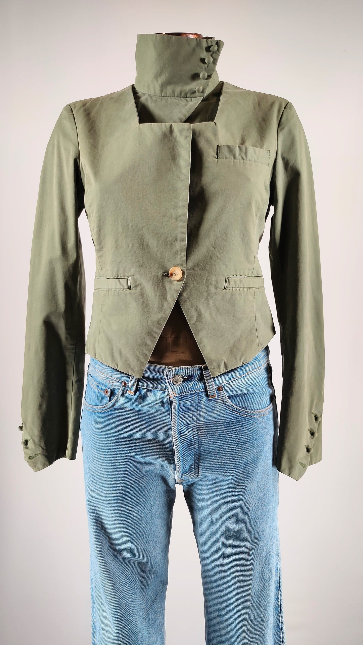 Chaqueta verde con corte de frac
