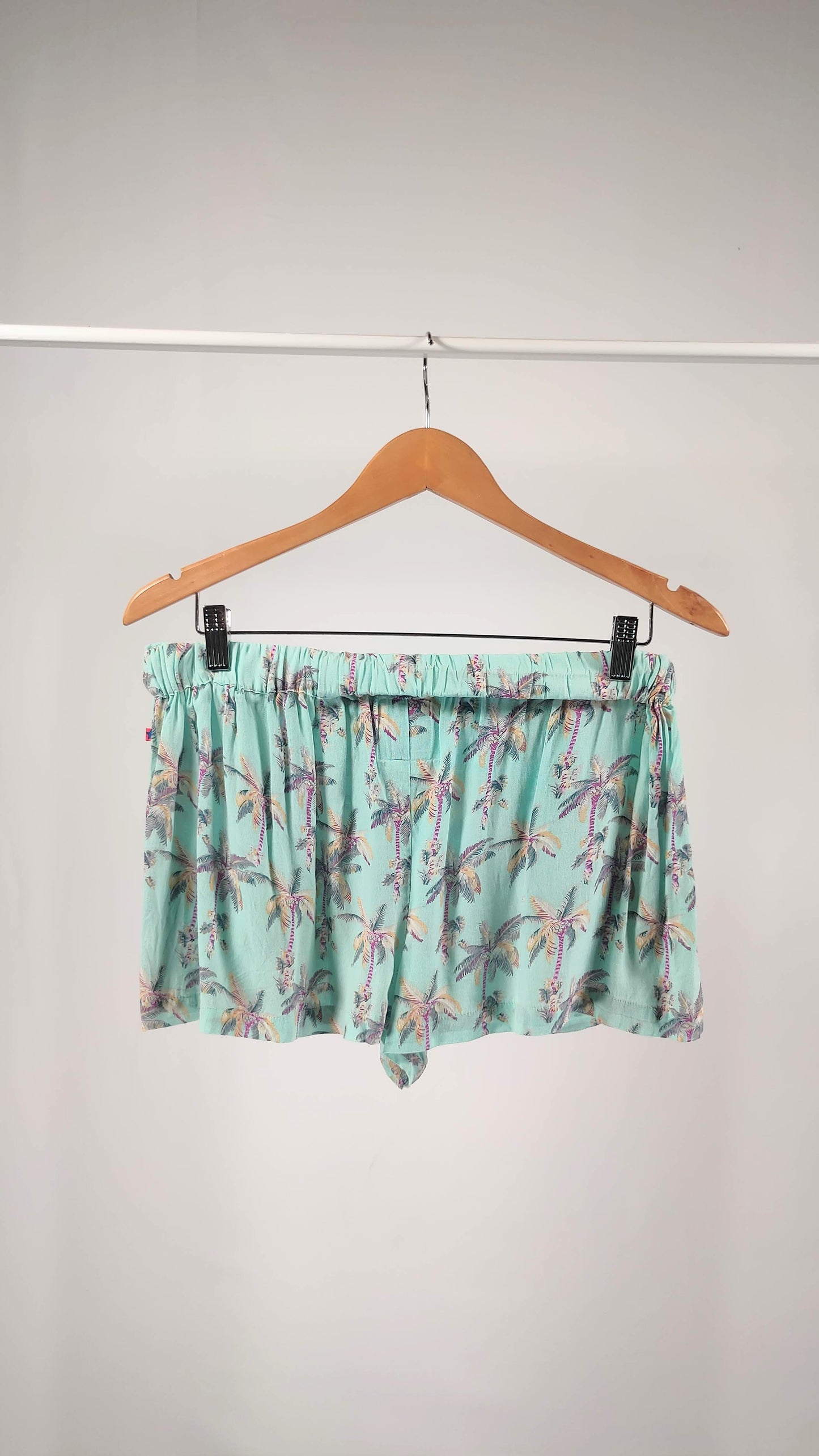 Shorts con estampado palmeras