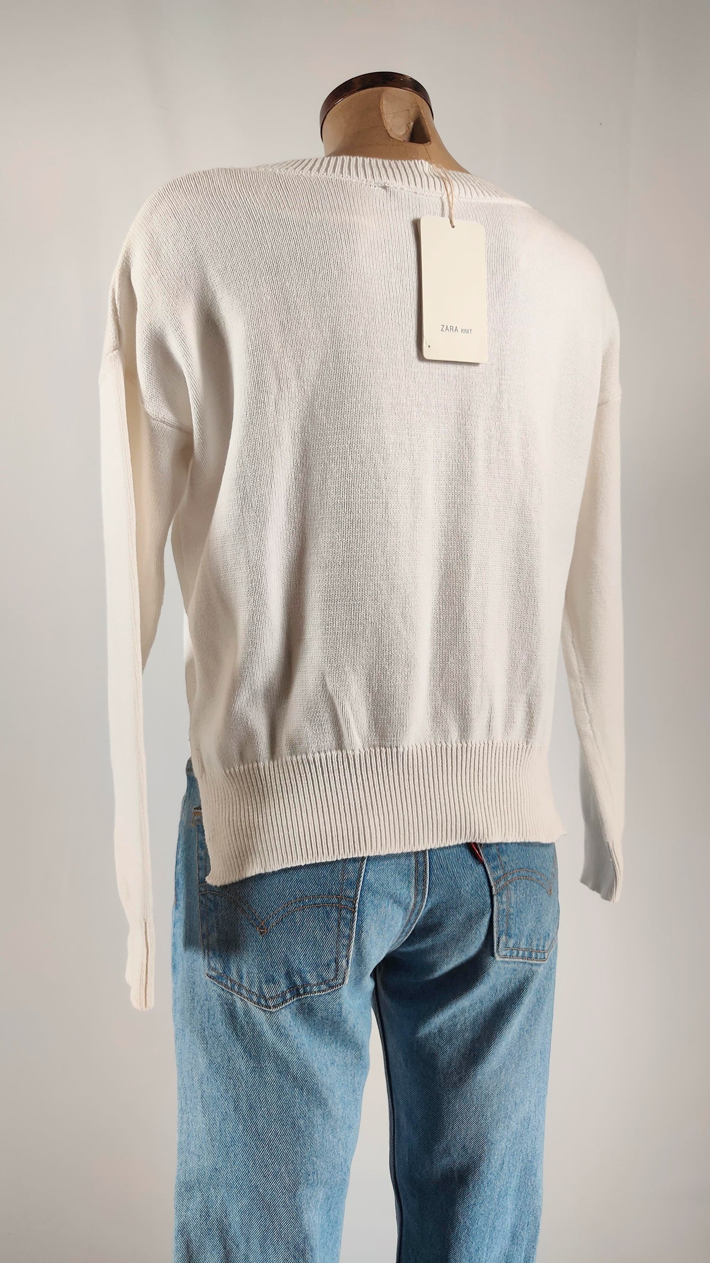 Jersey blanco de Zara con bordado negro