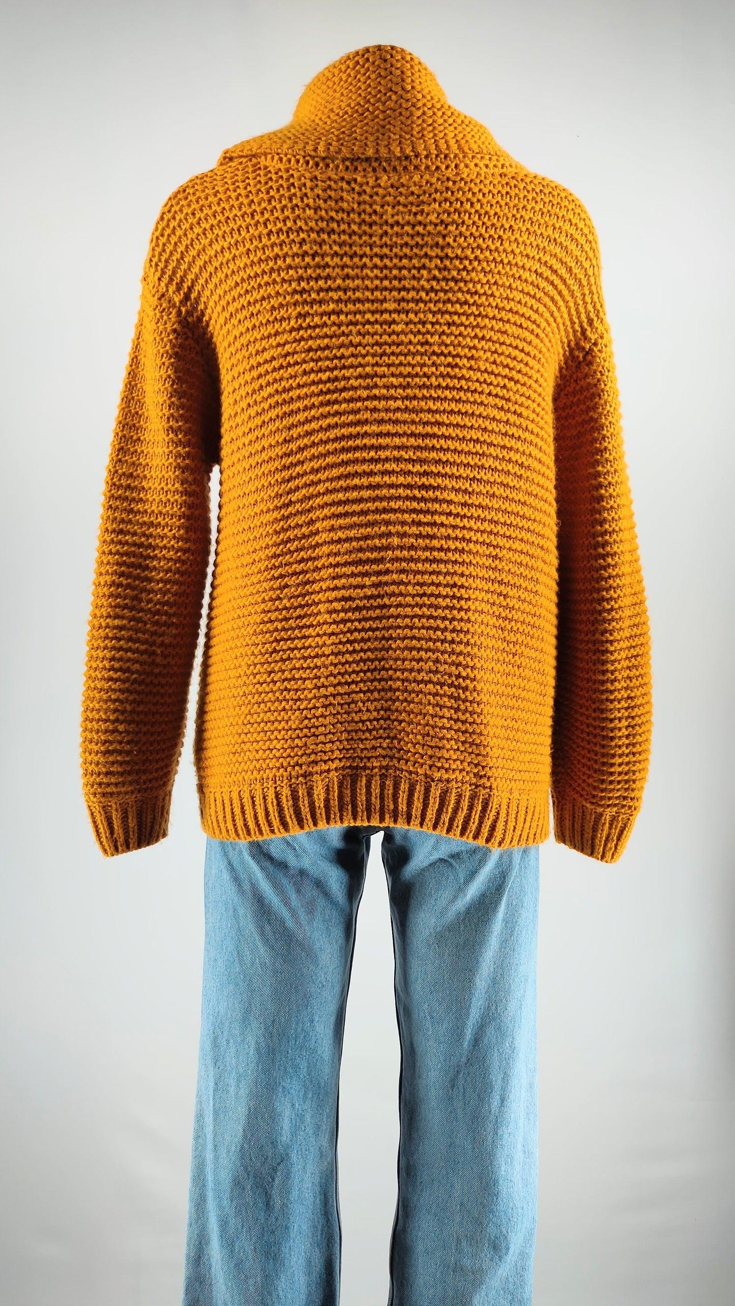 Jersey mostaza con cuello vuelto