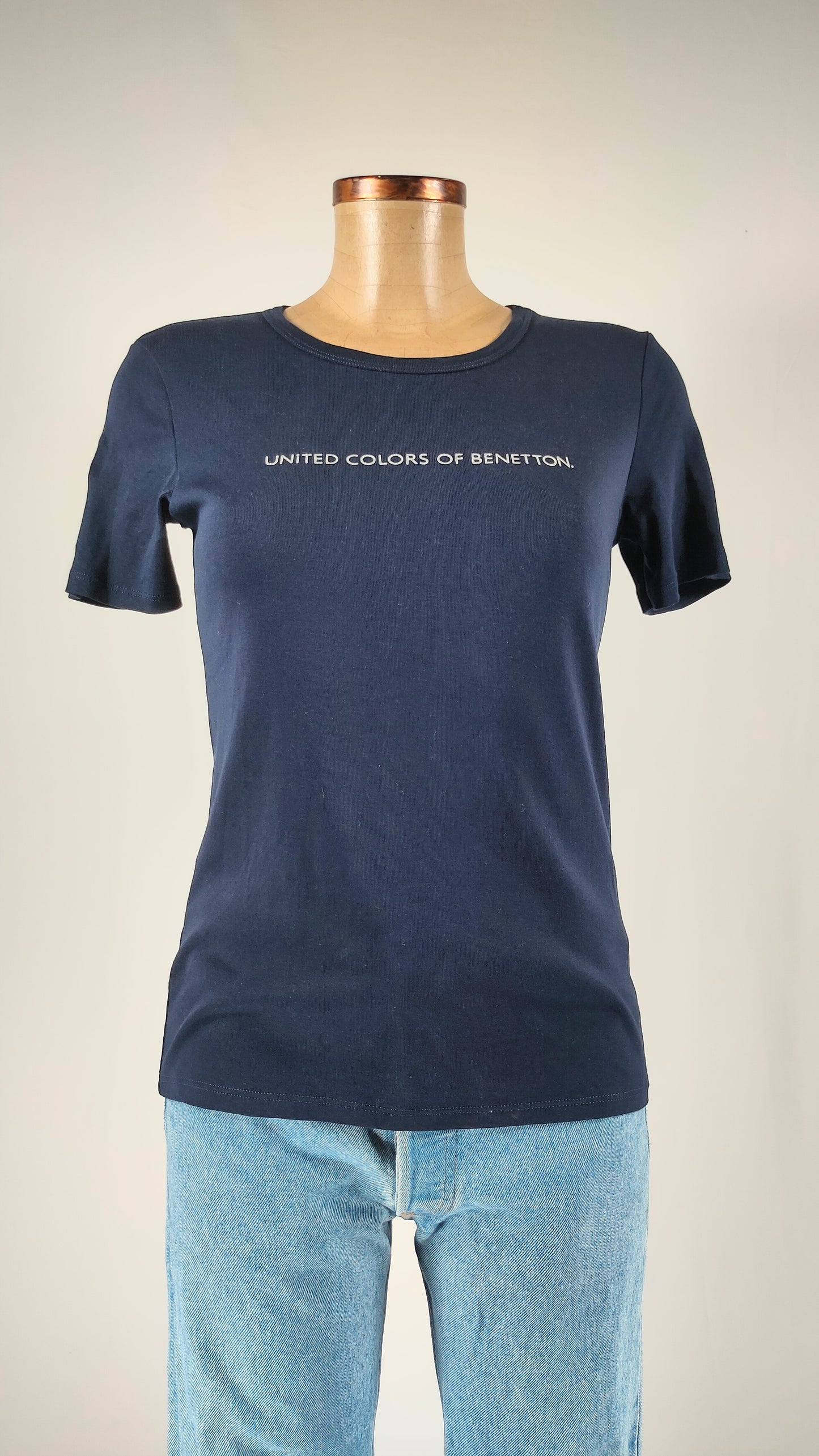 Camiseta con letras brillantes