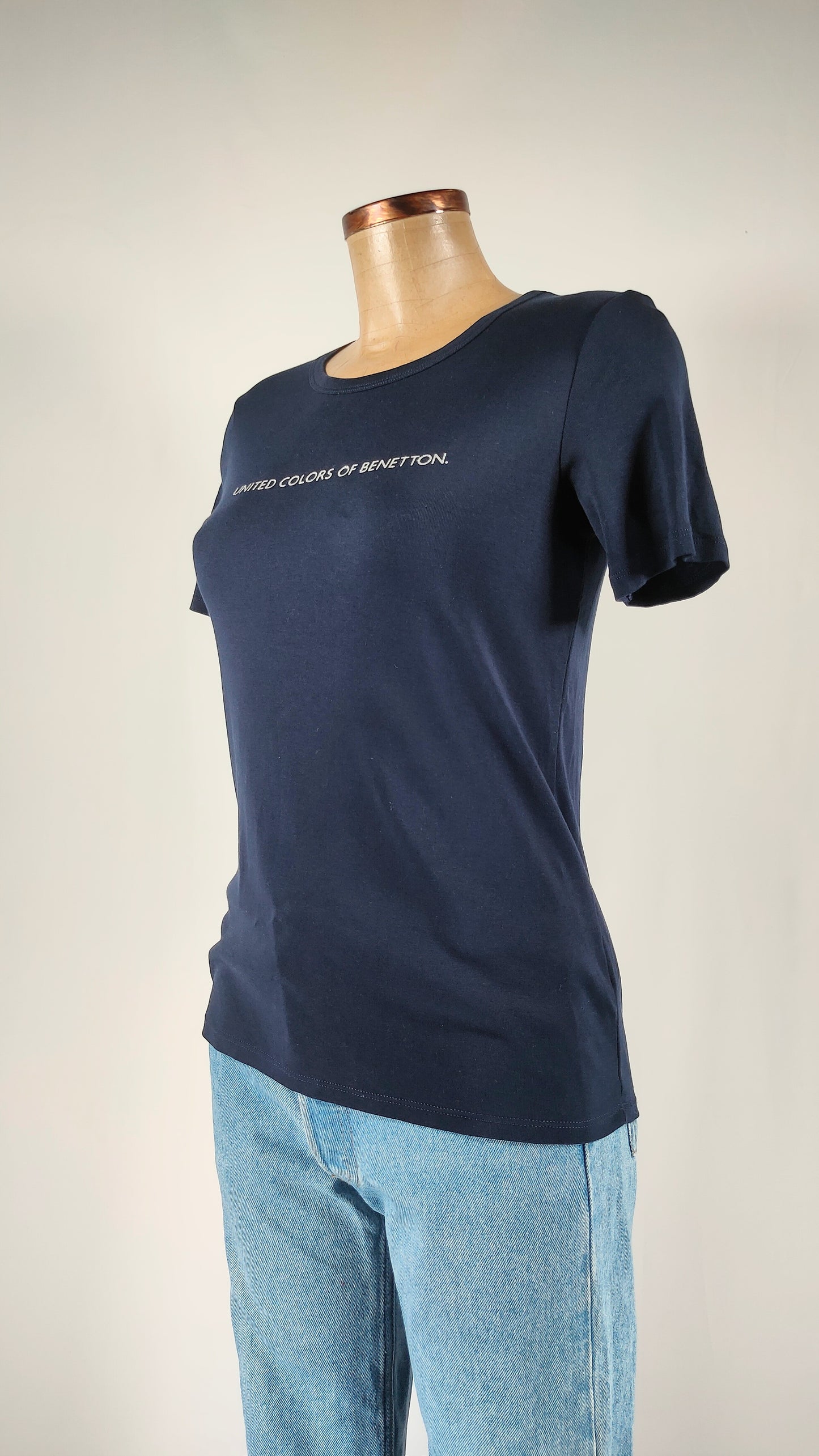 Camiseta con letras brillantes