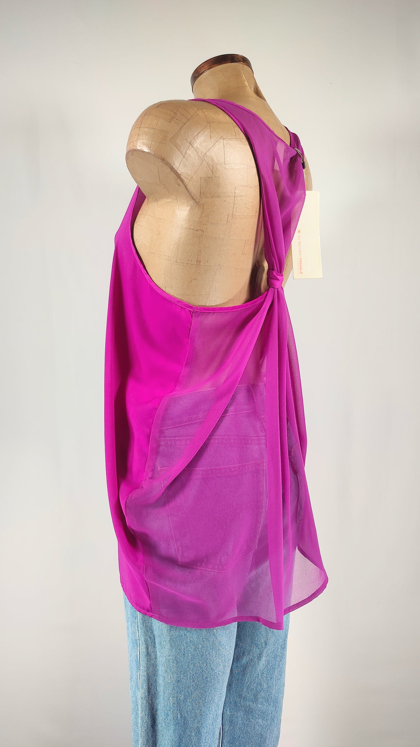 Top fucsia con espalda transparente