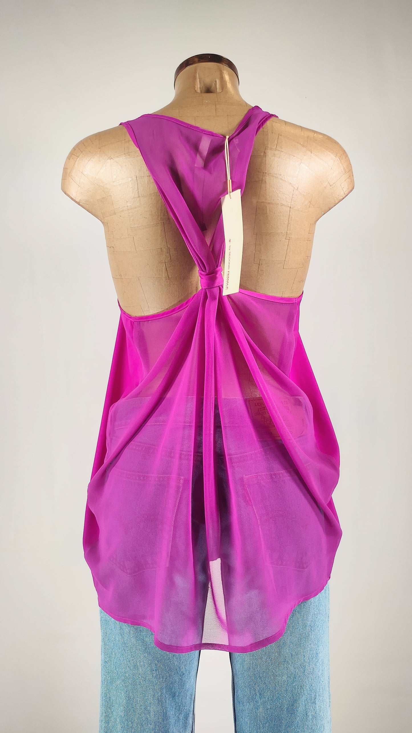 Top fucsia con espalda transparente