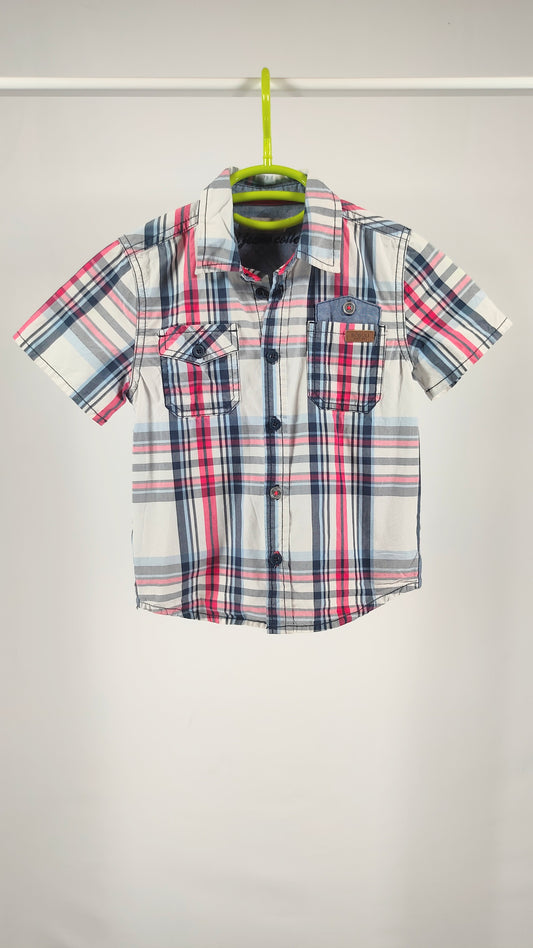 Camisa con detalle de marca en piel