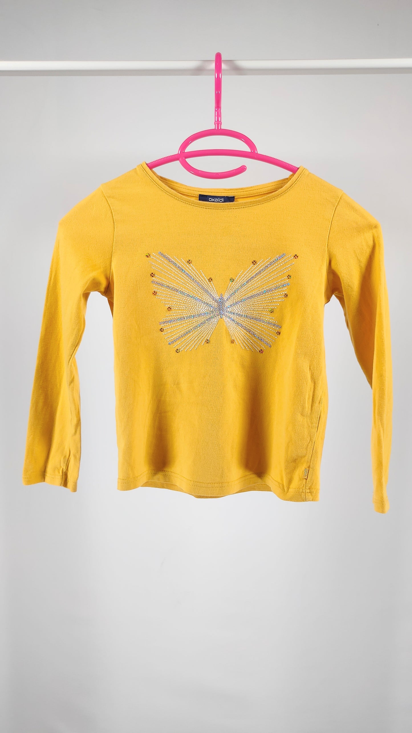 Camiseta con apliques brillantes