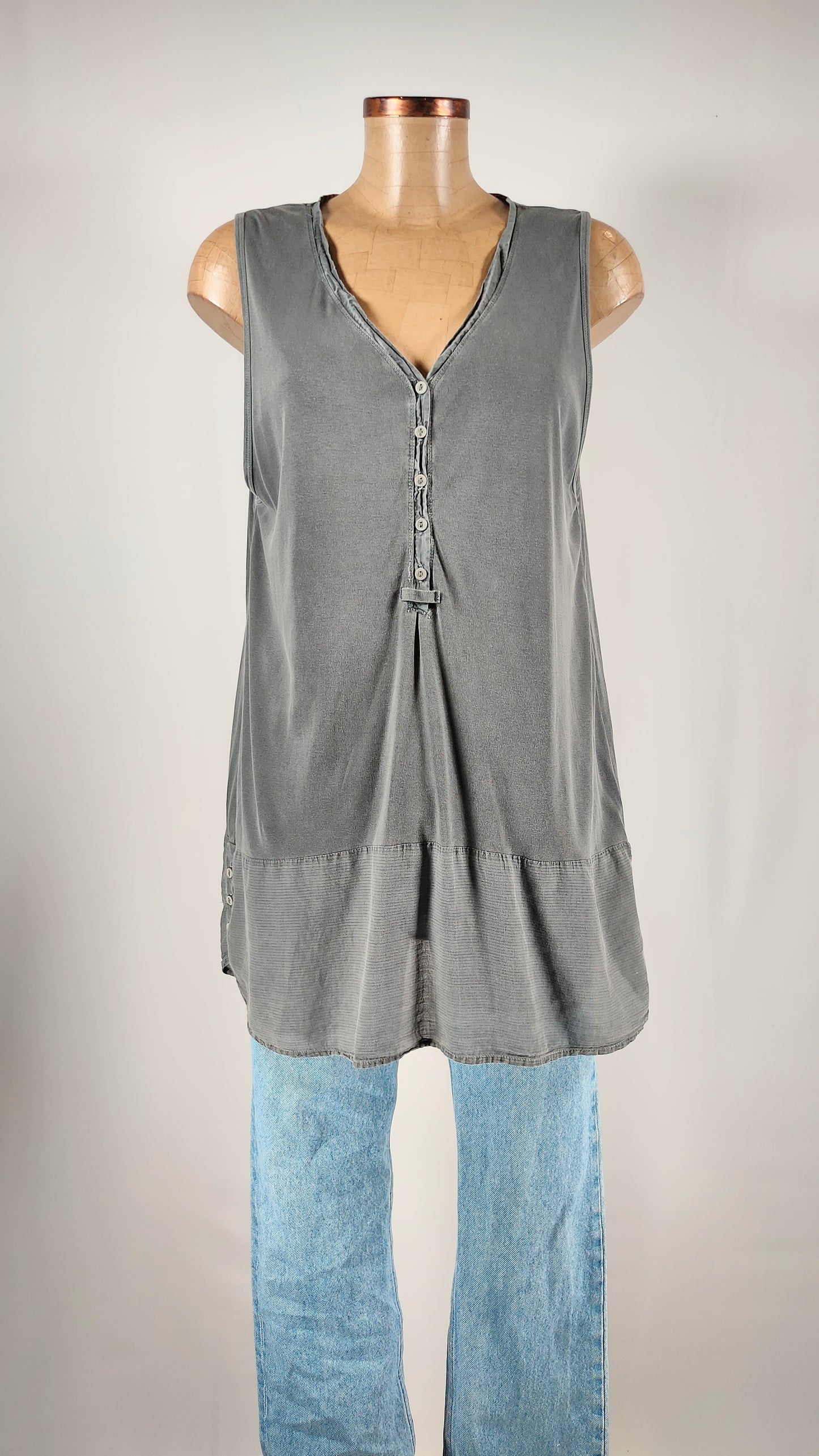 Camiseta gris holgada