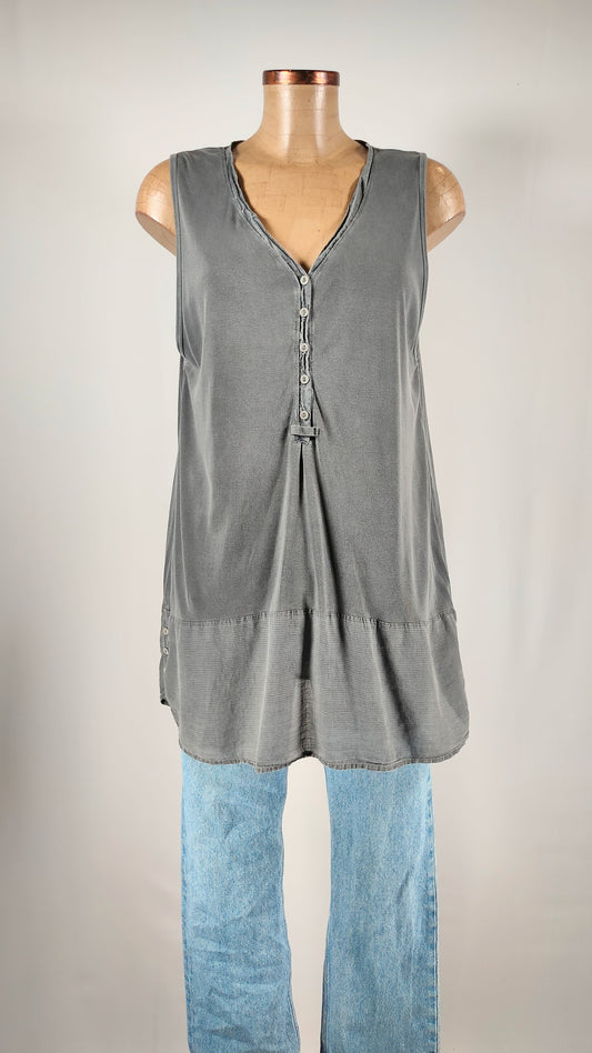 Camiseta gris holgada