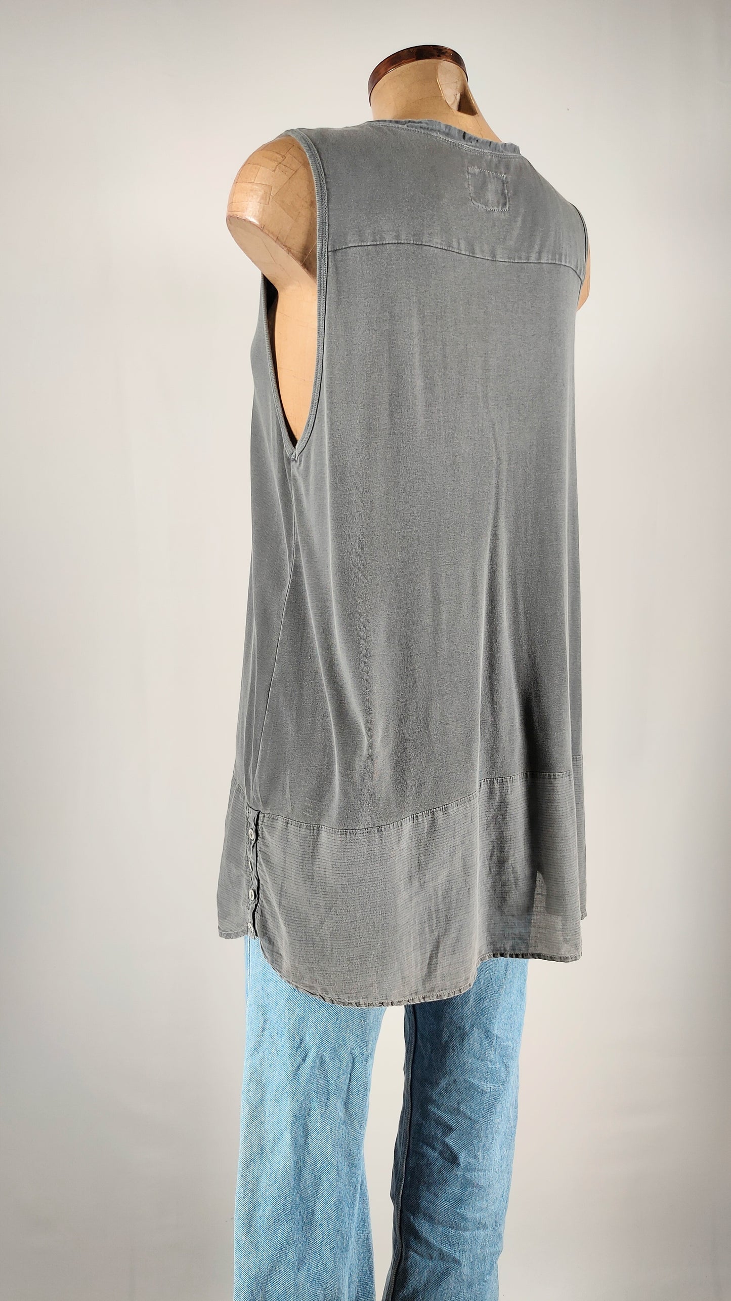 Camiseta gris holgada