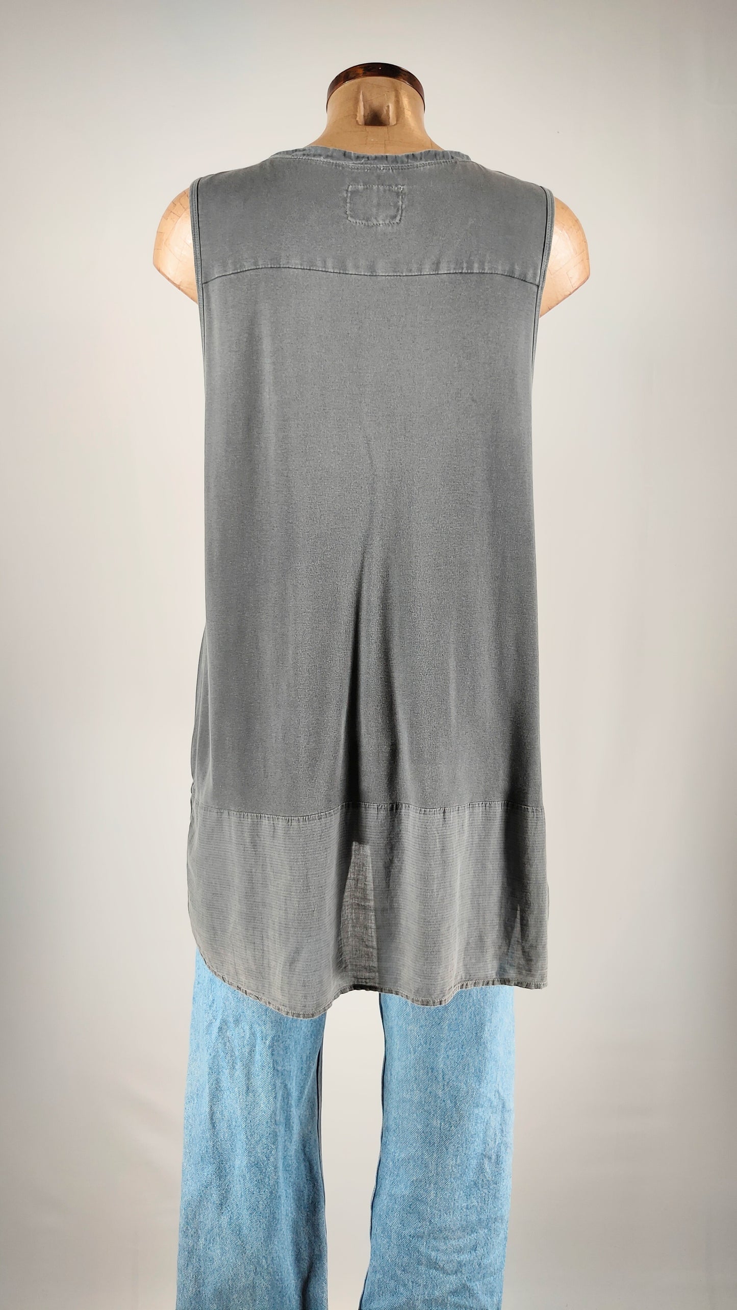 Camiseta gris holgada