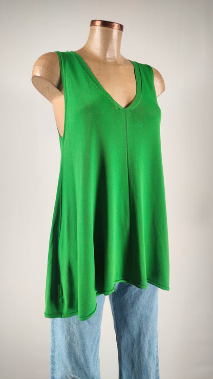 Top verde con cuello de pico