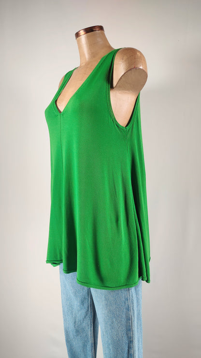 Top verde con cuello de pico