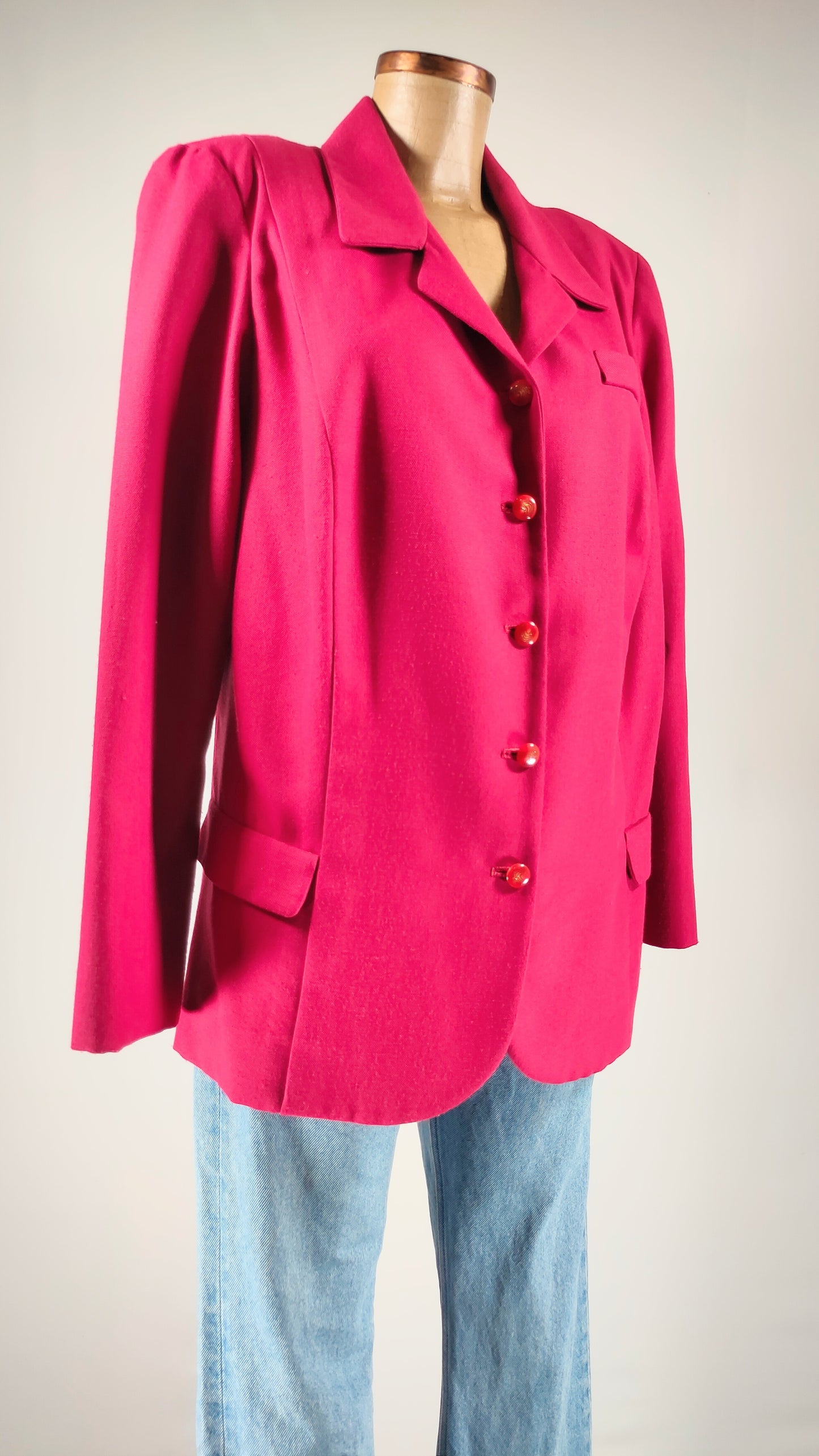 Chaqueta fucsia con botón brillante