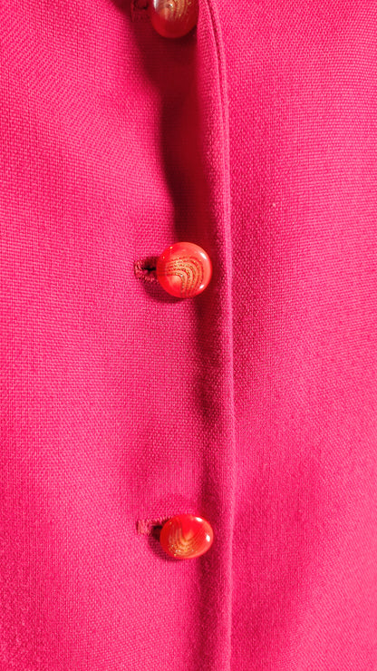 Chaqueta fucsia con botón brillante