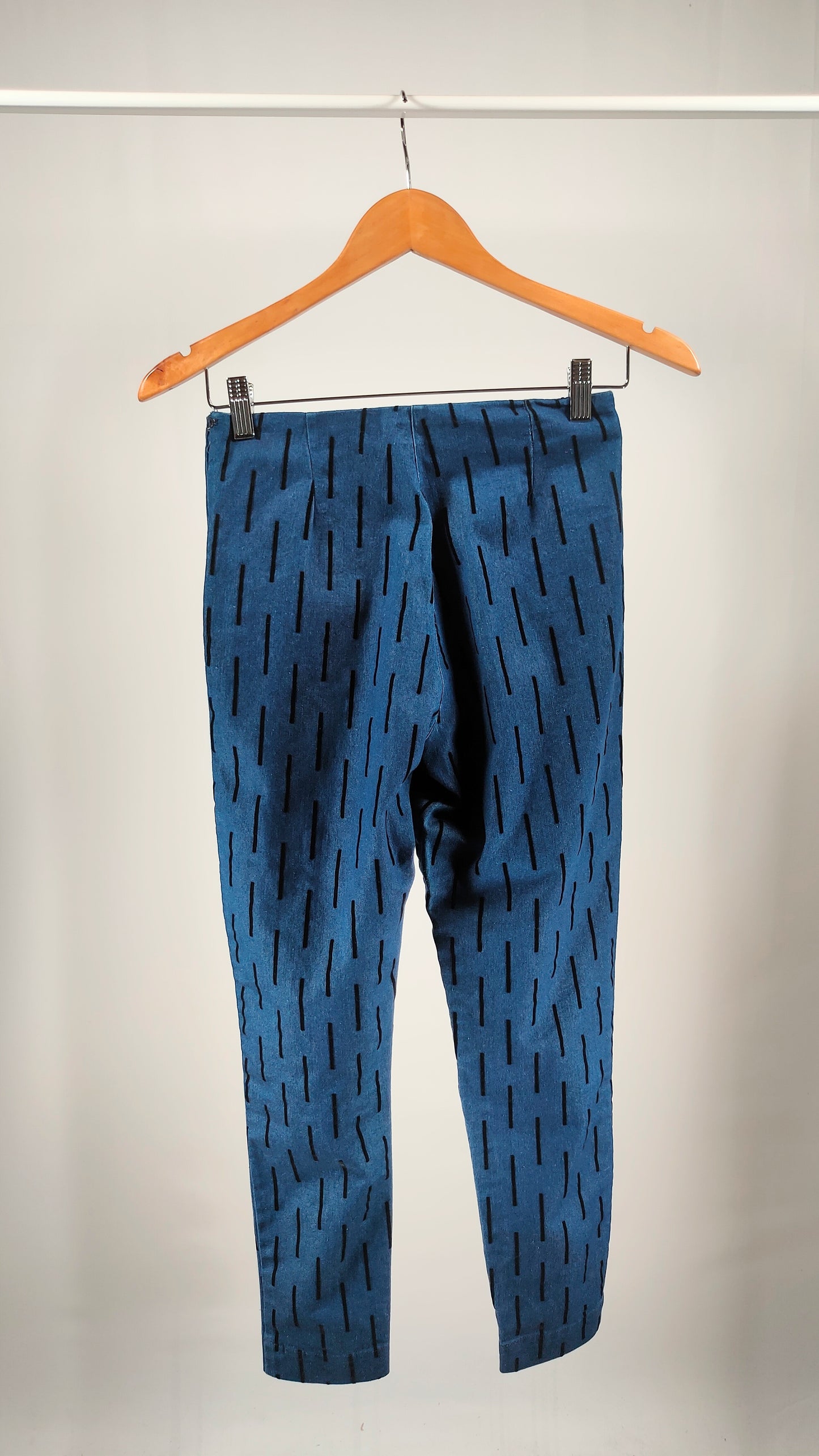 Pantalones con adornos verticales aterciopelados