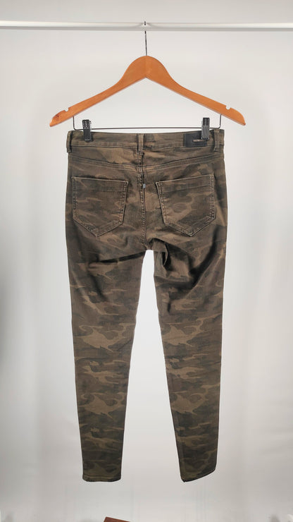 Pantalón estampado militar Zara