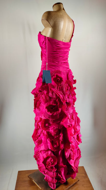 Vestido fucsia de ceremonia con relieve de flores