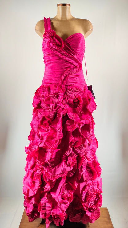 Vestido fucsia de ceremonia con relieve de flores