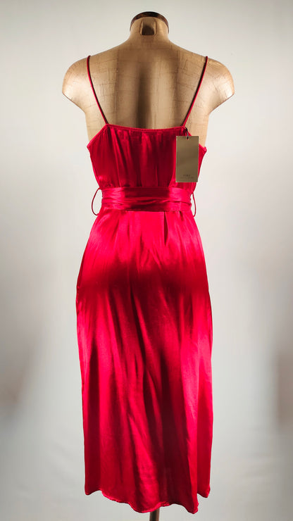 Vestido rojo satén con obertura en falda