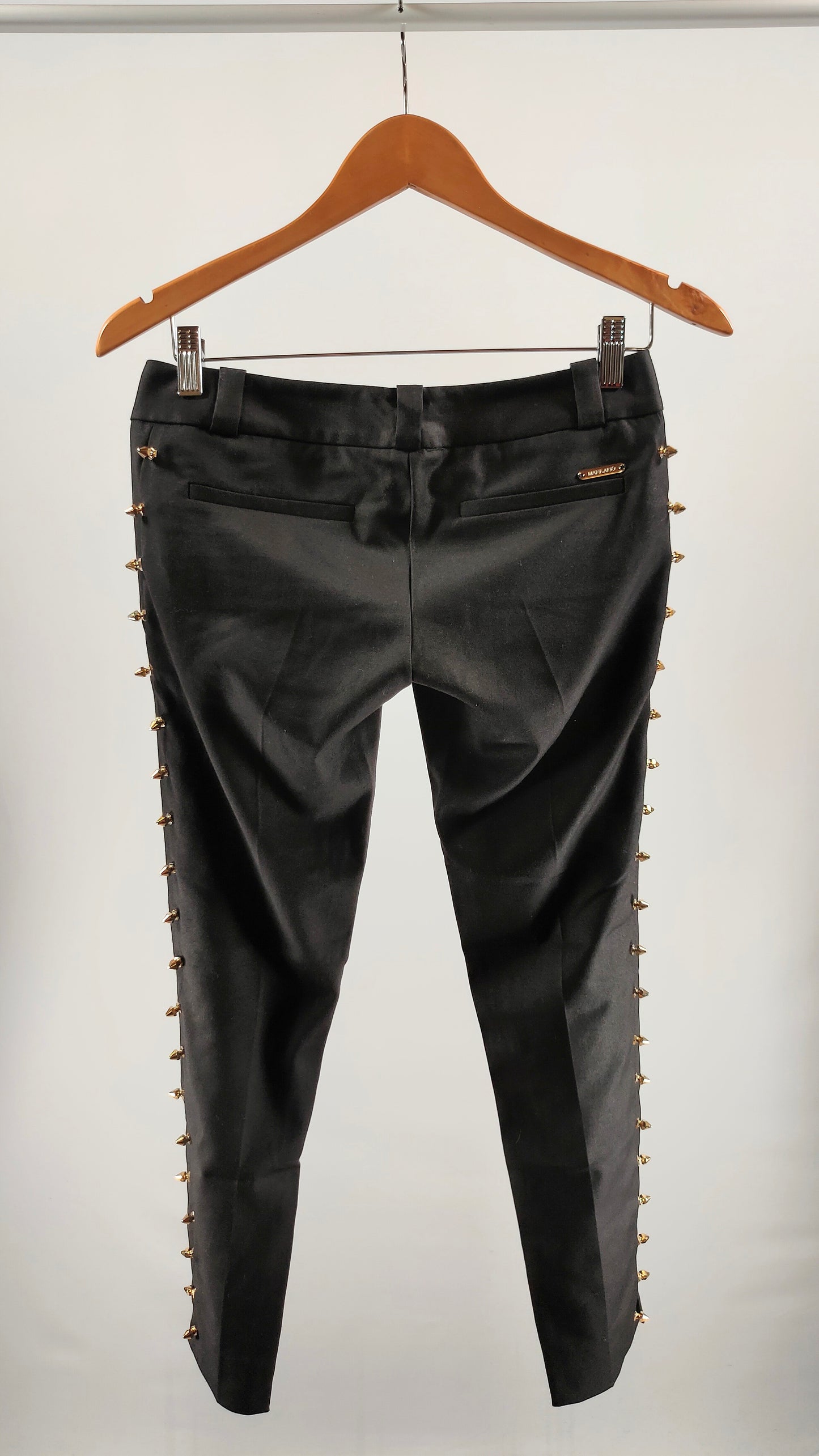 Pantalones con apliques dorados en lateral