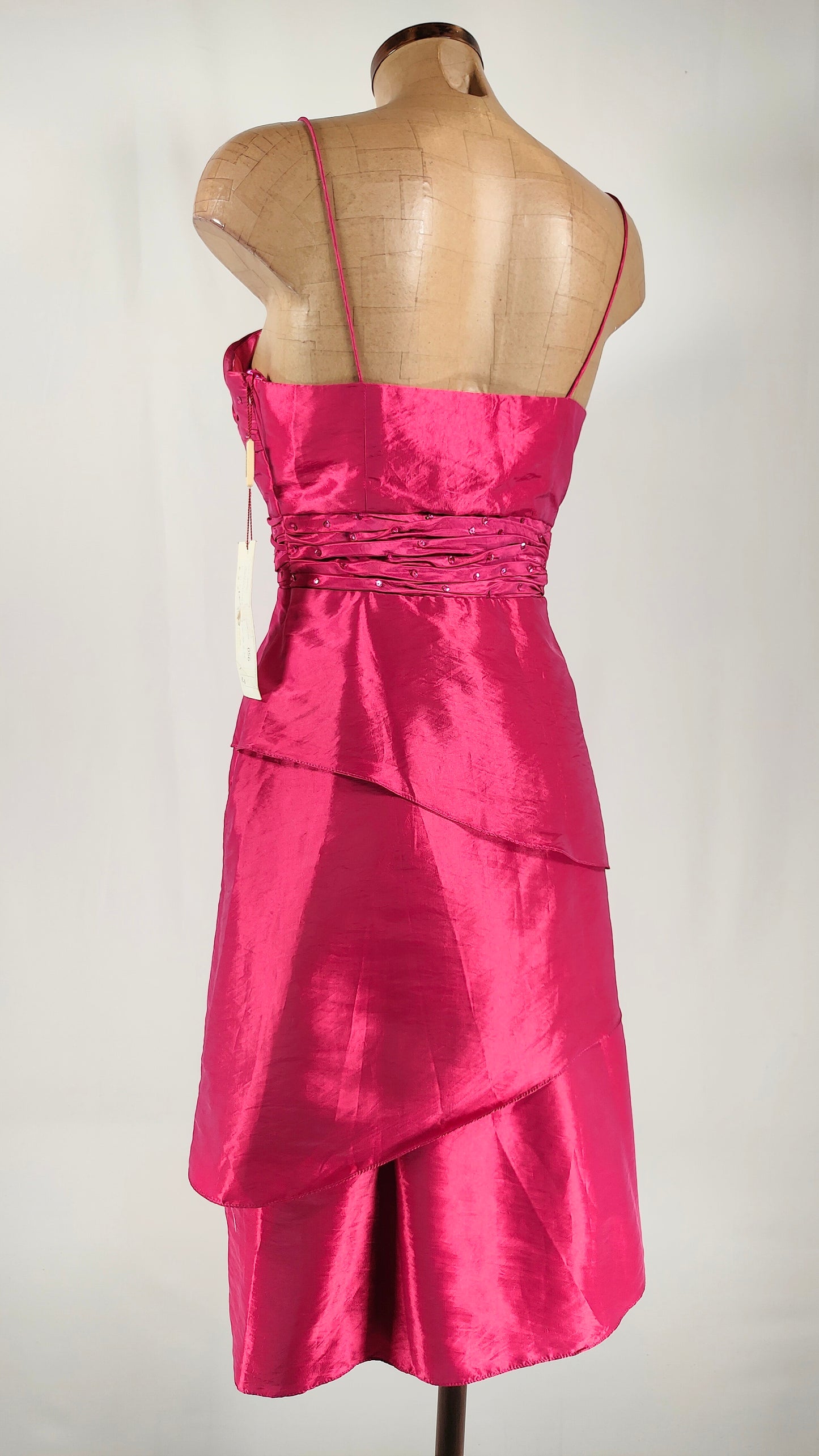 Vestido fucsia con apliques en cintura