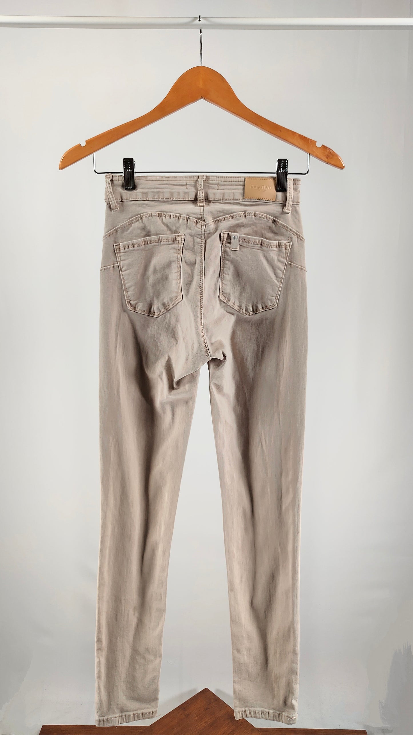 Pantalones pitillo en gris