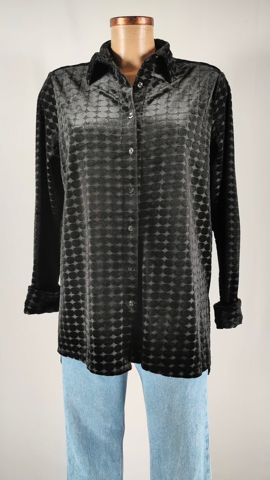 Camisa negra con relieve aterciopelado