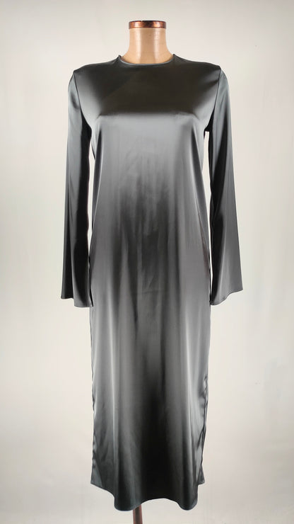 Vestido satinado gris con manga volante