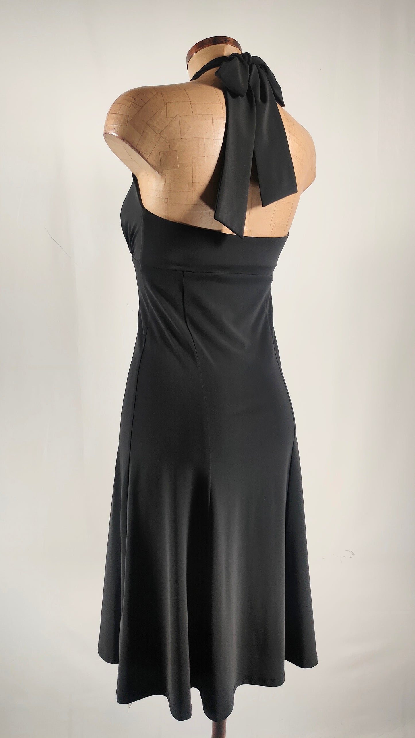 Vestido halter negro Naf Naf