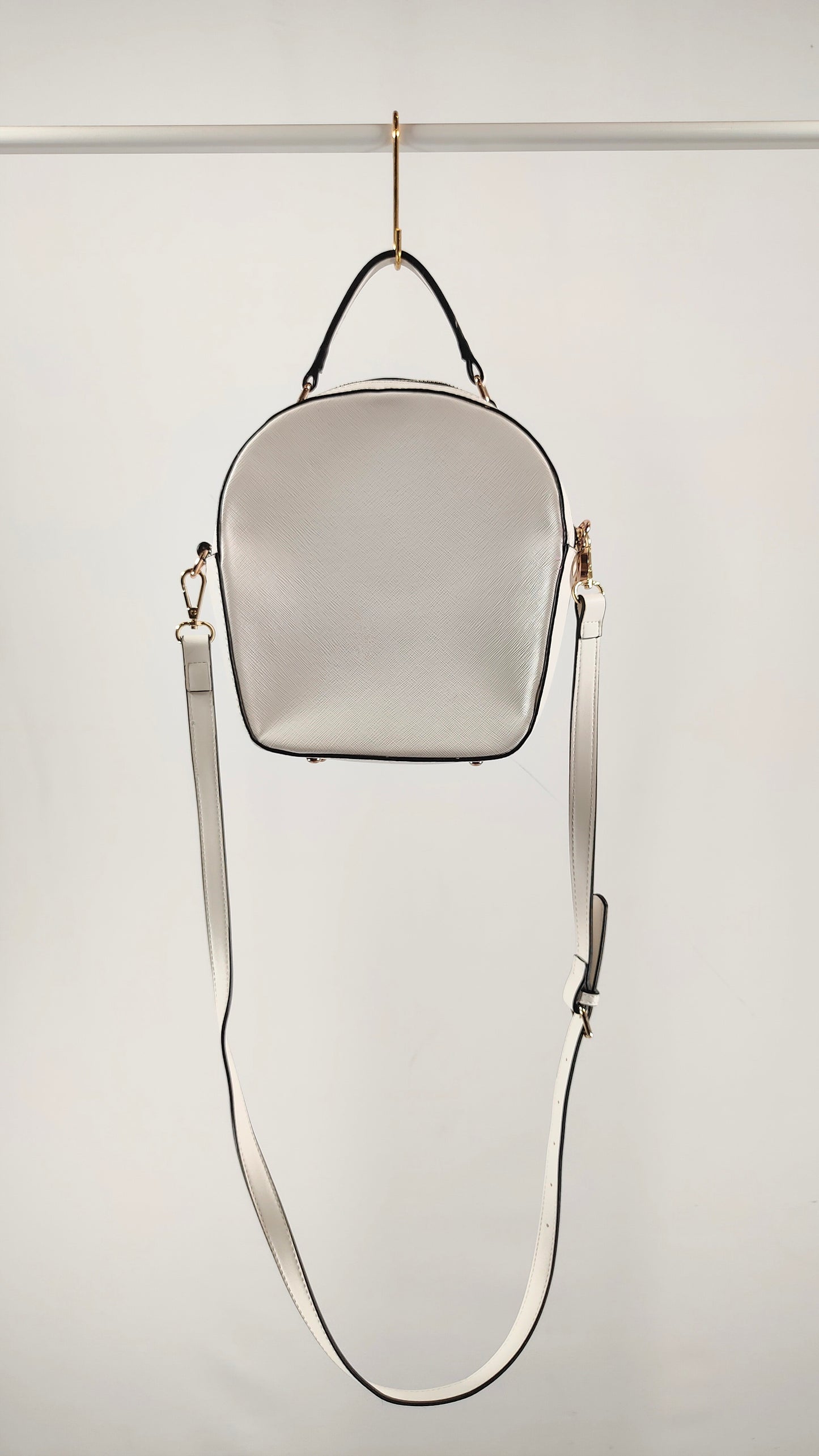 Bolso blanco con apliques negros y dorados