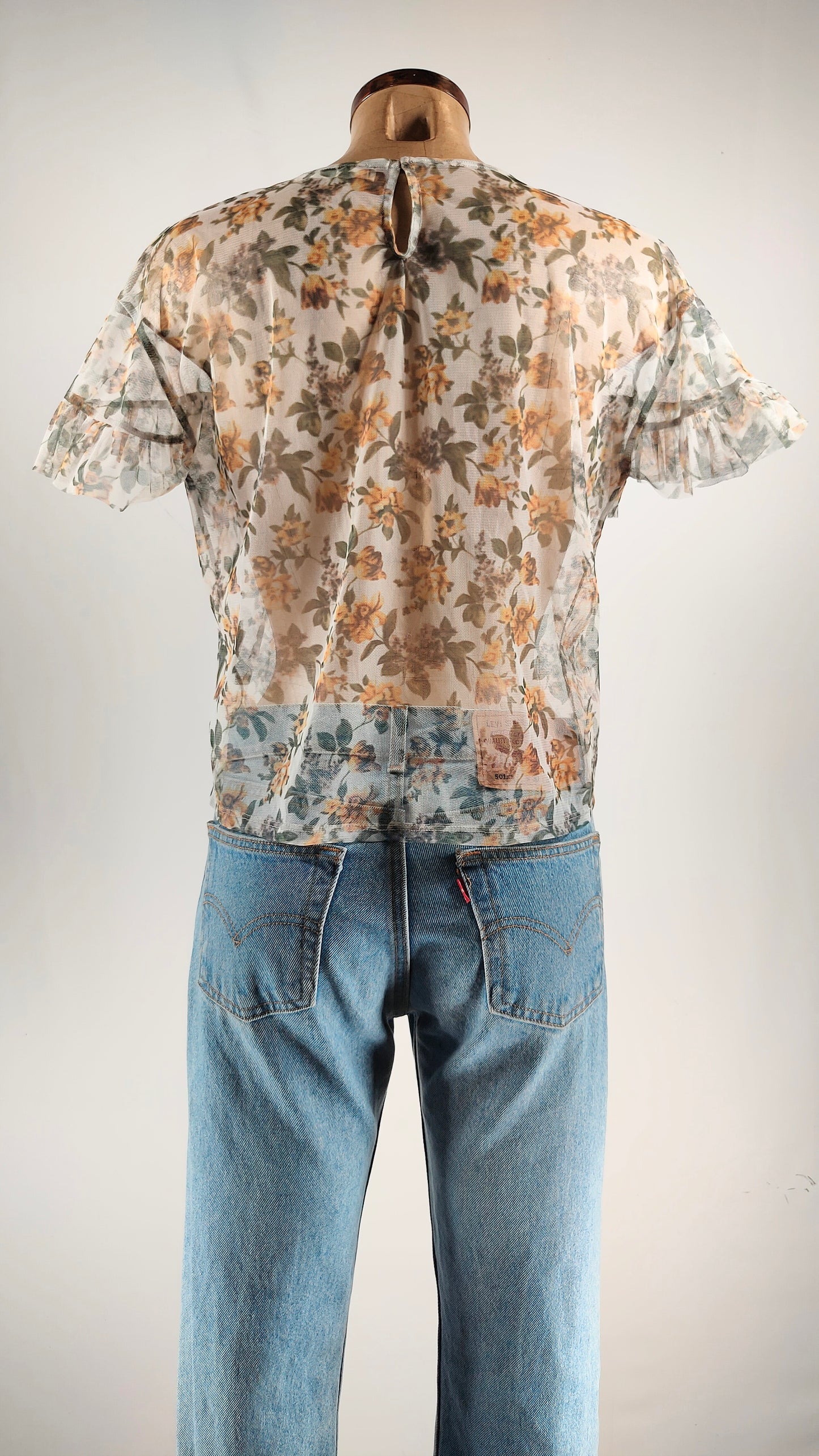 Camiseta semitransparente con flores