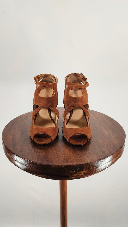 Zapato con oberturas de piel marrón