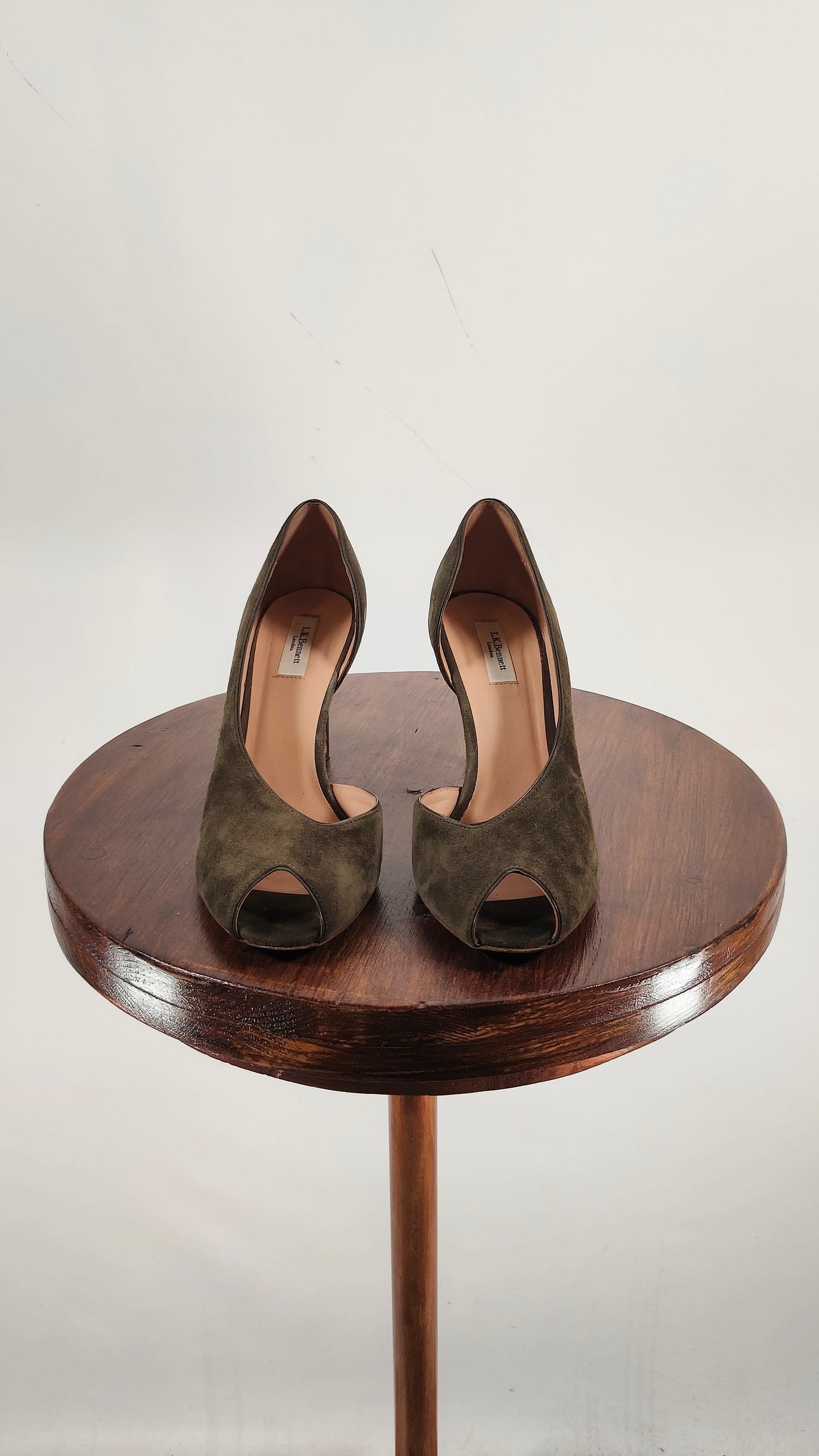 Zapato de ante verde con obertura L.K.Bennett