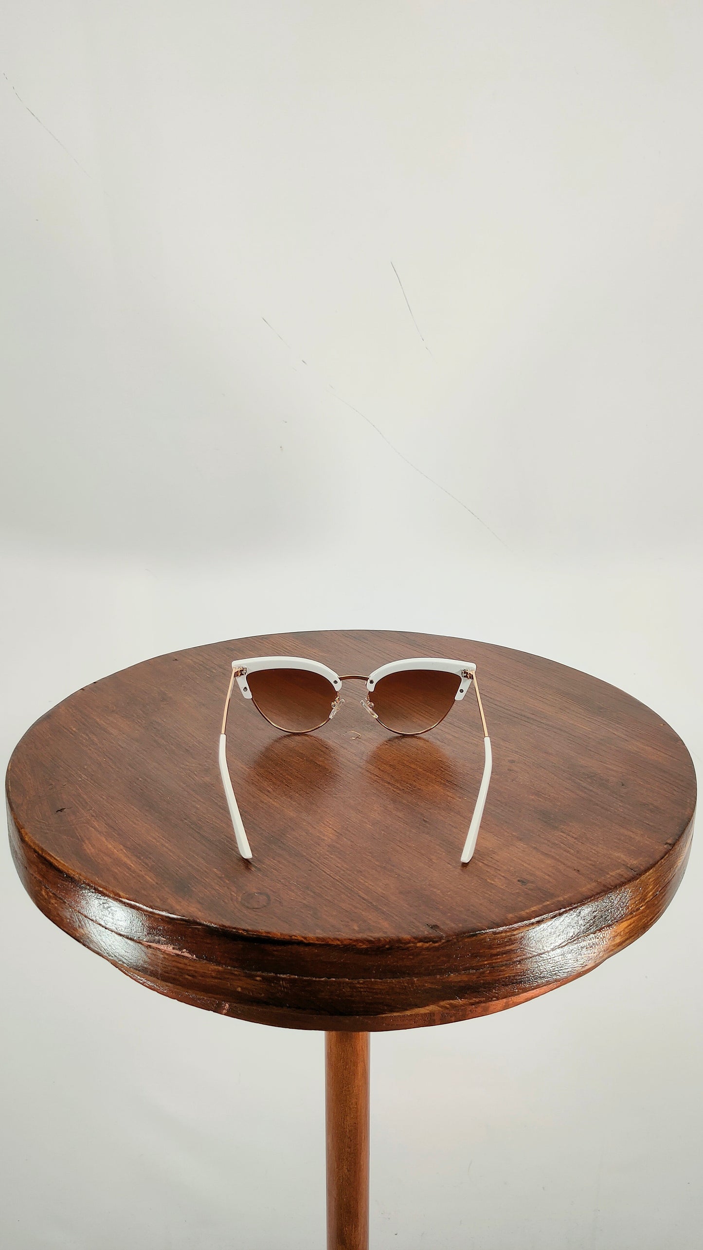 Gafas de sol vintage con montura blanca